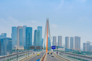 城市高架桥与林立高楼
