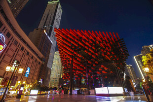 夜晚城市中发光的红色建筑