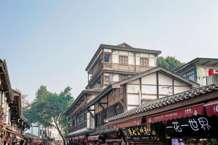 古街中式建筑热闹景象