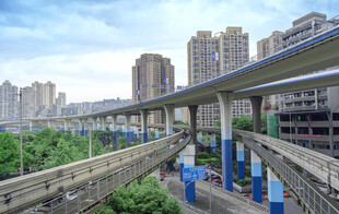 城市高架穿梭于楼宇之间