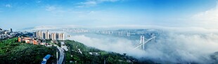山间云雾缭绕的壮美景观
