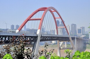 红色拱桥横跨江景