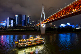 重庆夜景中的桥梁与游船