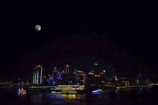 重庆璀璨夜景与江上船只