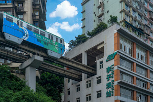 城市中穿行的空中列车
