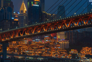 重庆夜景中的璀璨跨江大桥