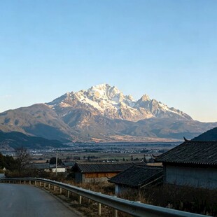 雪山下的宁静村落
