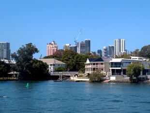 城市海滨碧水蓝天景观