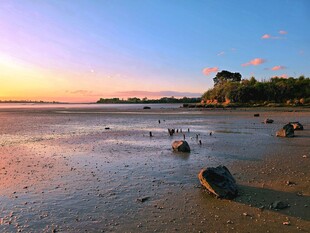 沙石点缀海边日落美景