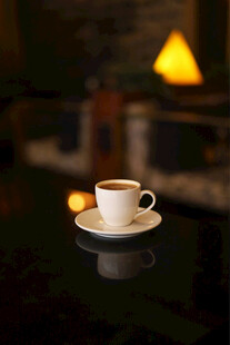 温馨灯光下的咖啡杯
