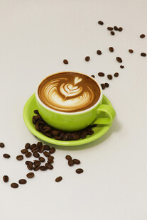 精致拉花咖啡与散落咖啡豆