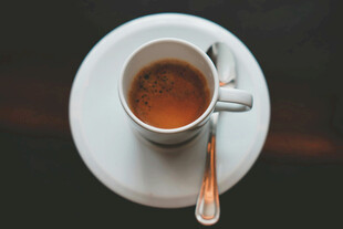 白色杯碟上的一杯咖啡