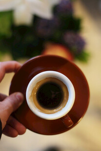 手持精致浓缩咖啡杯