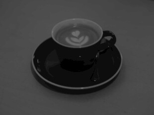 黑色咖啡杯与碟特写