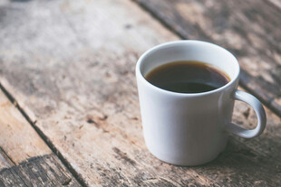 木桌上的白色咖啡杯