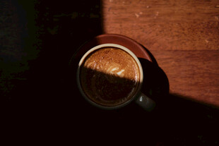 光影下的咖啡杯