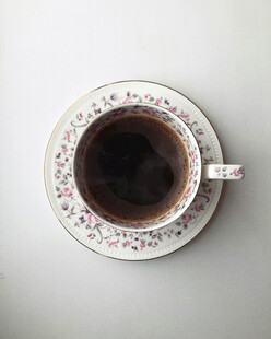精致花纹杯中的深色咖啡