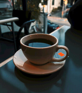 户外桌上的一杯热咖啡