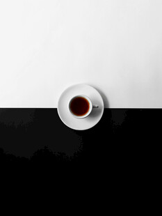 黑白背景中的咖啡杯