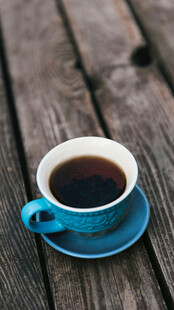 蓝色杯碟上的一杯热茶