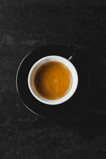 黑底上的一杯浓缩咖啡