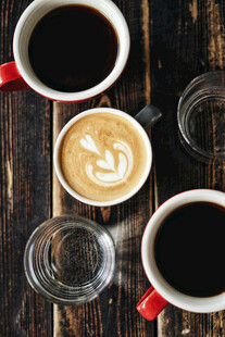 木质桌上的多样咖啡饮品