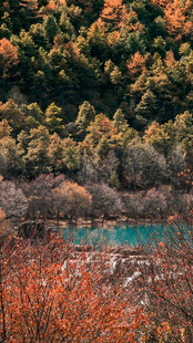 秋日山林斑斓湖景