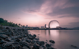 黄昏下的水边拱形建筑景观
