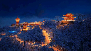 雪夜长城灯火璀璨美景