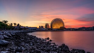 海滨日落美景中的独特建筑