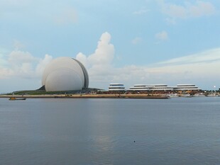 海边大型球形建筑景观