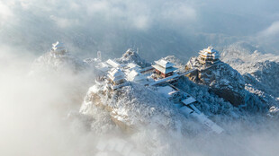 雪山云雾间的壮丽景致