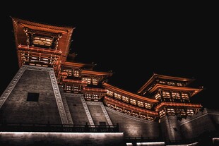 夜晚璀璨的中式古建筑