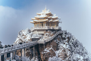 雪覆山顶楼阁壮丽景观