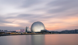黄昏下的城市独特球形建筑