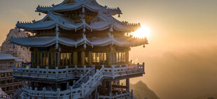 夕阳下的中式楼阁美景
