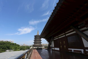 古建与宝塔相映成趣