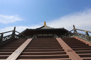 中式建筑台阶与天空景致
