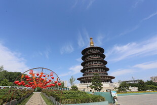 洛阳地标景观古塔与游乐设施