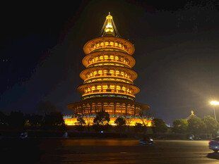 夜晚璀璨的多层宝塔景观
