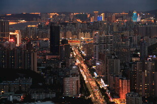 城市璀璨夜景俯瞰图