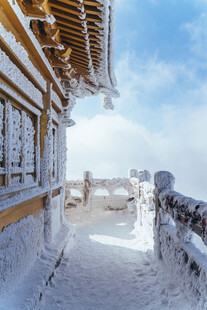 冬日雪覆木屋的静谧景致