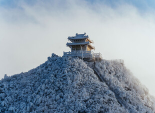 雪覆山峦上的中式楼阁