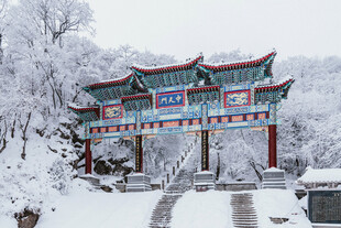 雪覆中式牌坊尽显古韵