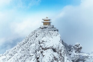 雪覆山顶的古典建筑景观