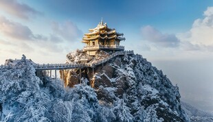 雪后山顶古建筑壮丽景观