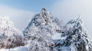 雪覆山峦美景