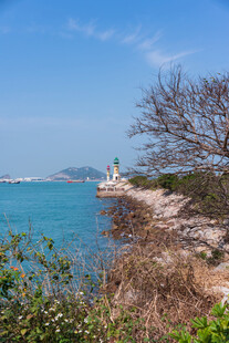 海边风光岸边灯塔与植被