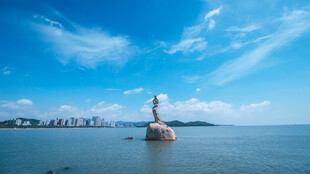 海上灯塔蓝天白云相伴