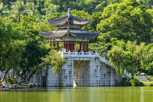 湖畔古亭绿意环绕之景